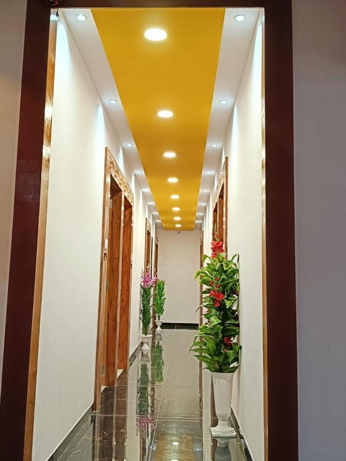 Hotel Maan Palace Vadodara Exteriör bild
