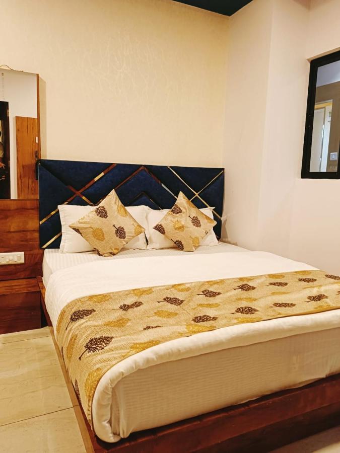 Hotel Maan Palace Vadodara Exteriör bild
