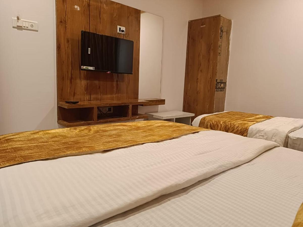 Hotel Maan Palace Vadodara Exteriör bild