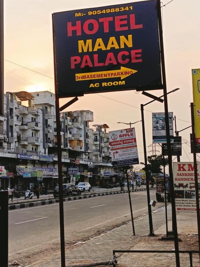 Hotel Maan Palace Vadodara Exteriör bild