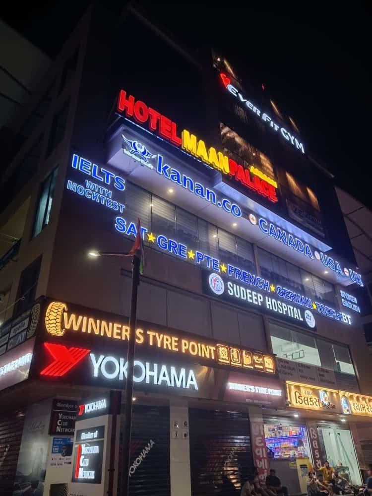 Hotel Maan Palace Vadodara Exteriör bild