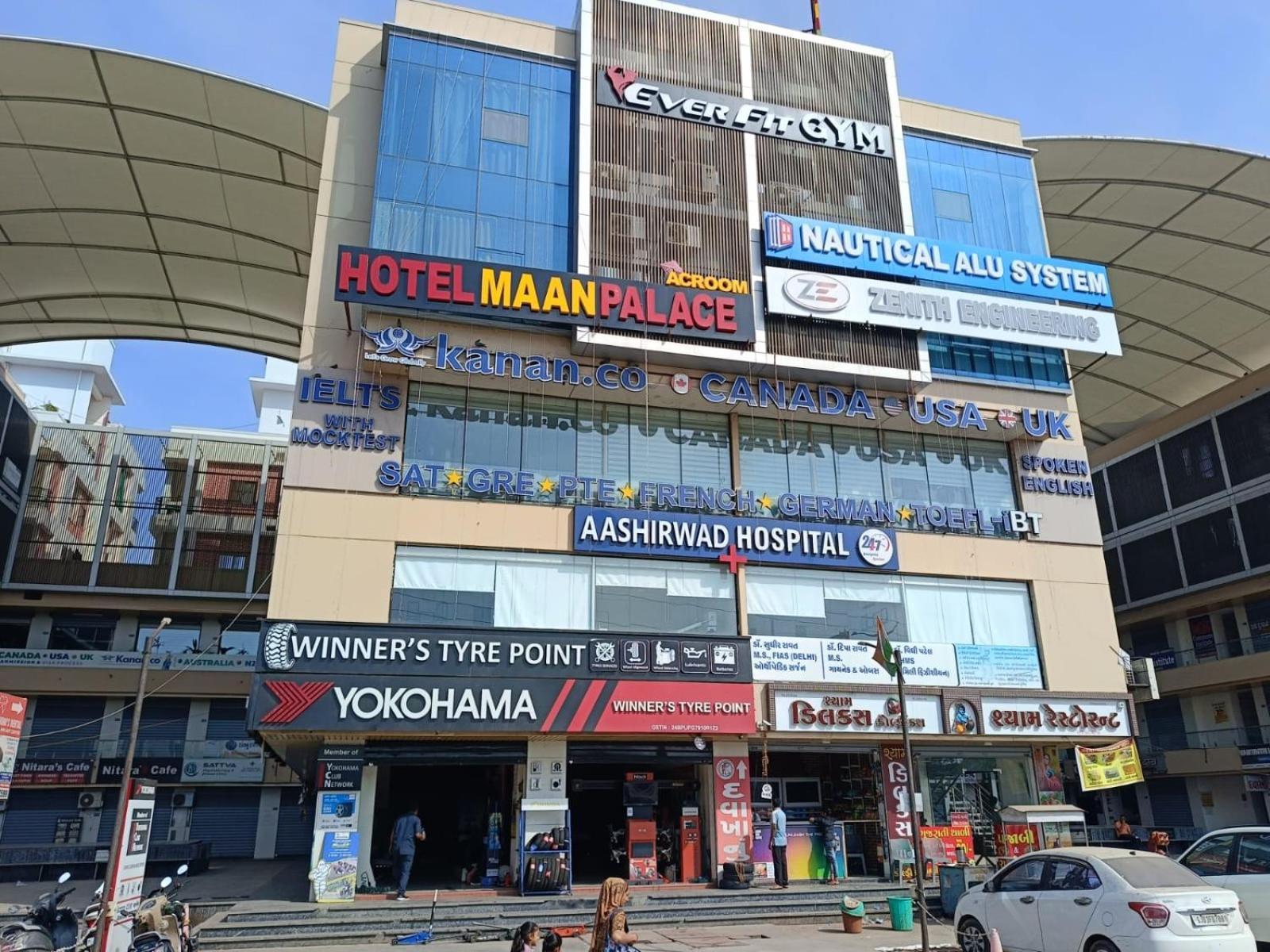 Hotel Maan Palace Vadodara Exteriör bild
