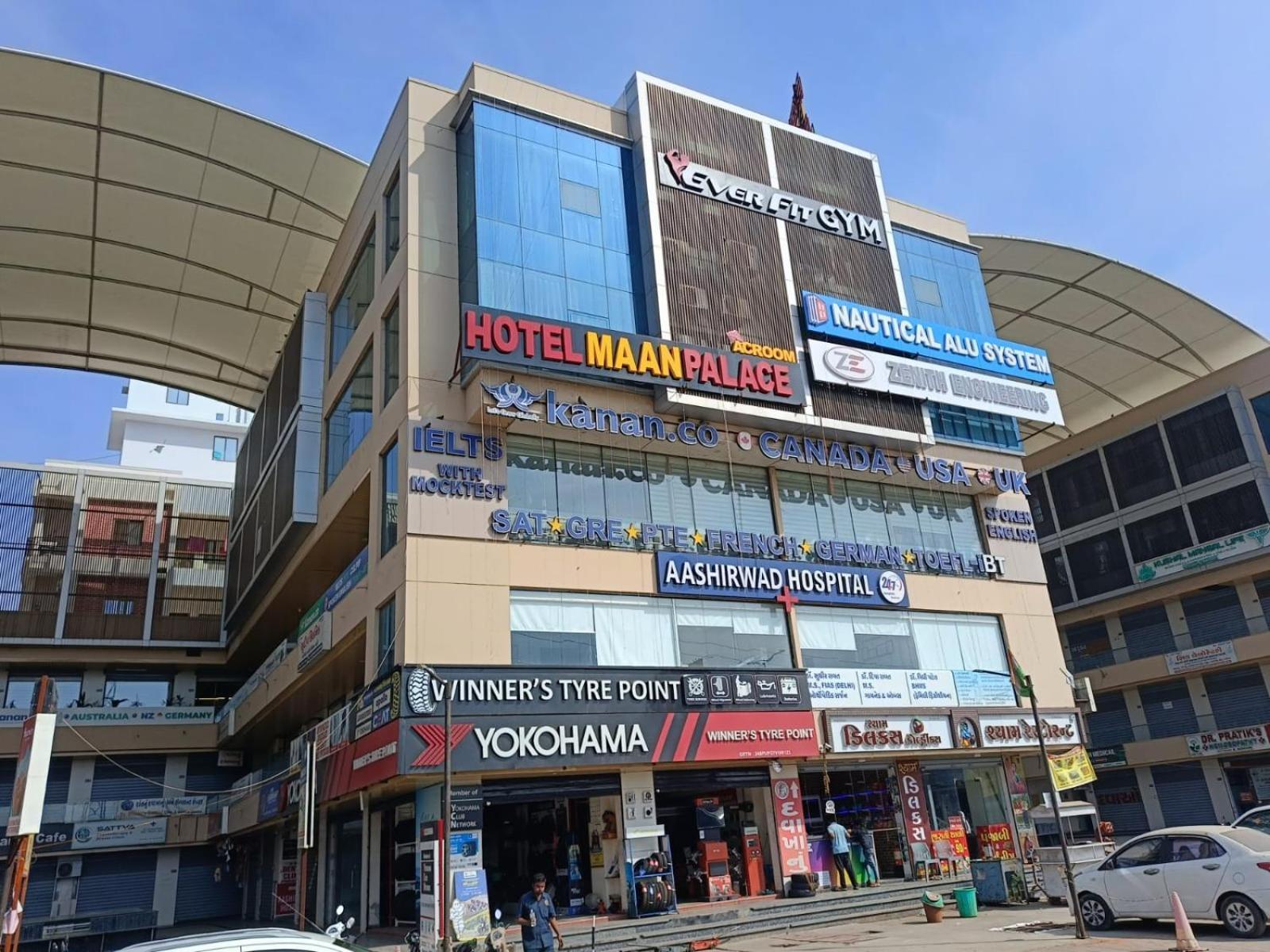 Hotel Maan Palace Vadodara Exteriör bild