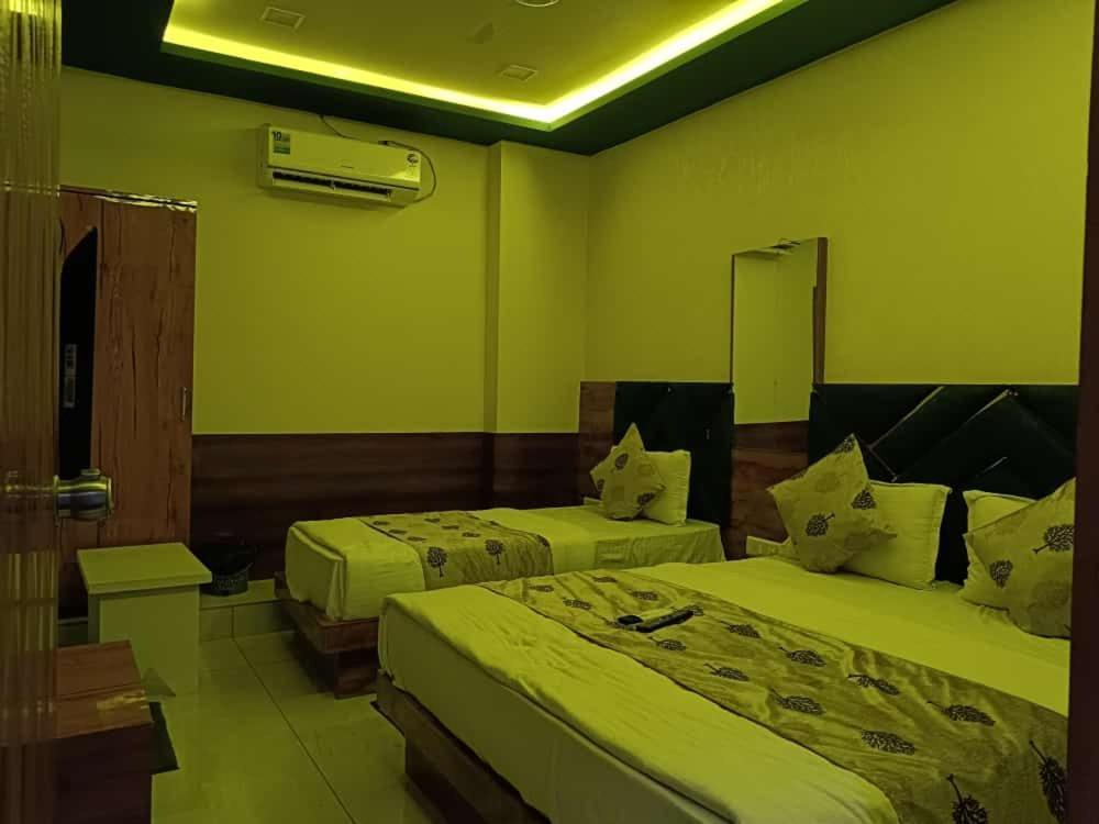 Hotel Maan Palace Vadodara Exteriör bild