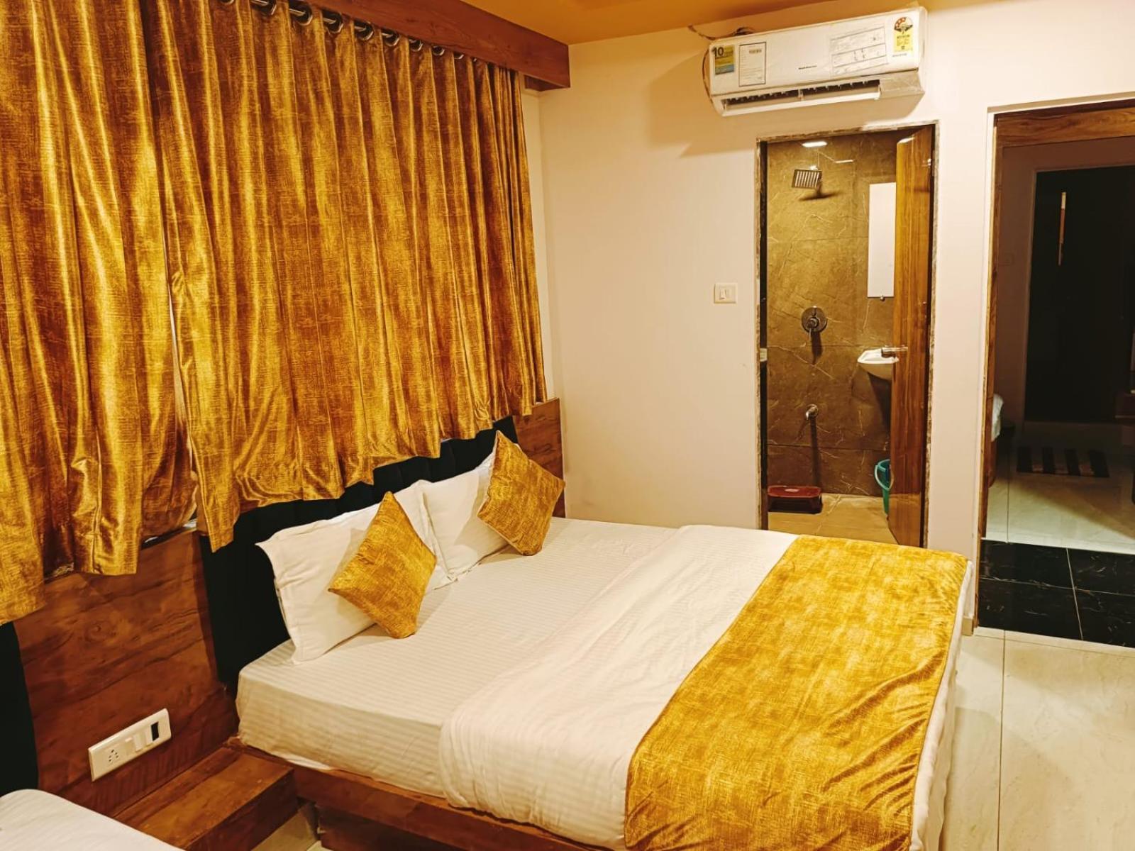 Hotel Maan Palace Vadodara Exteriör bild