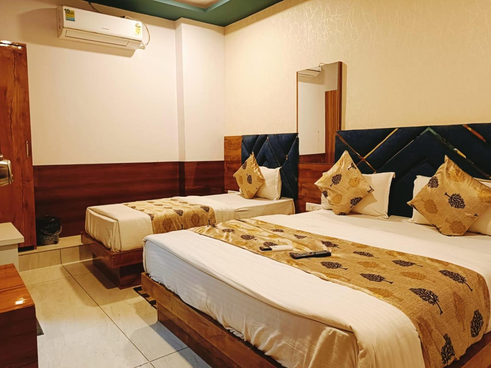 Hotel Maan Palace Vadodara Exteriör bild