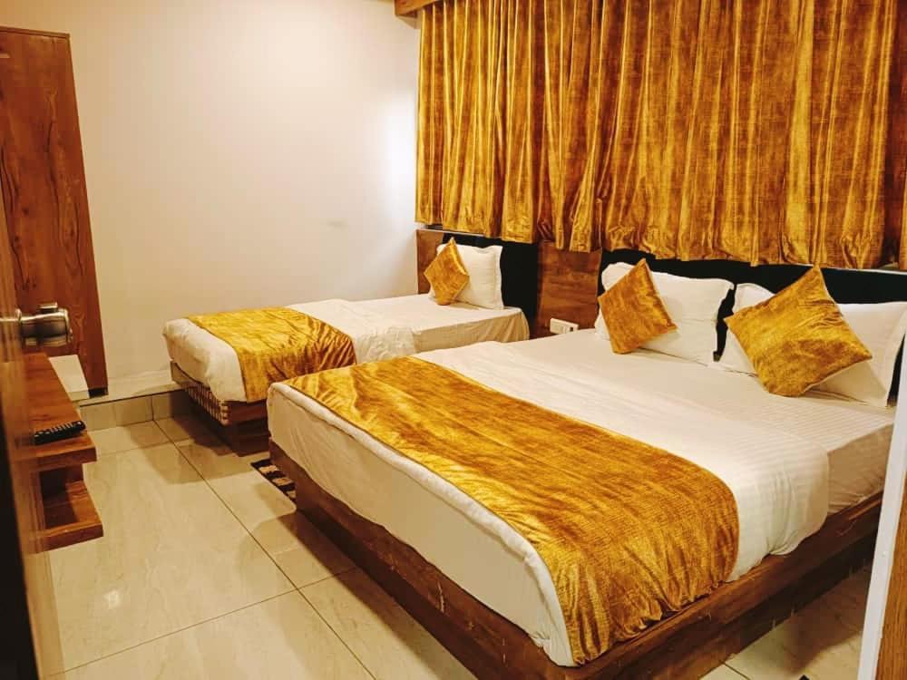 Hotel Maan Palace Vadodara Exteriör bild
